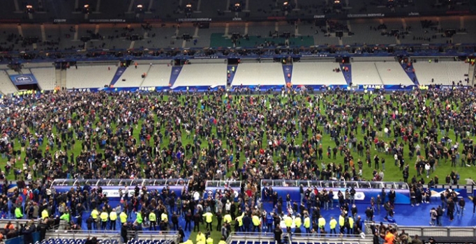 Fransa Stadı'nda iki intihar saldırısı, sahada can pazarı