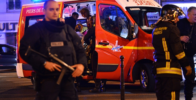 Hollande'dan terör saldırısına ilk tepki: Sınırlarımızı kapatıp OHAL ilan ettik