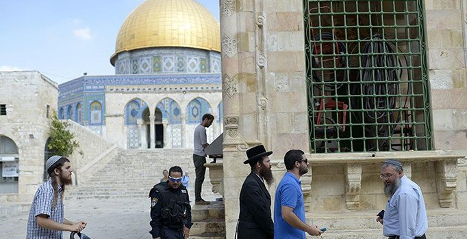Yüzlerce fanatik Yahudi Aksa'nın avlusuna girdi