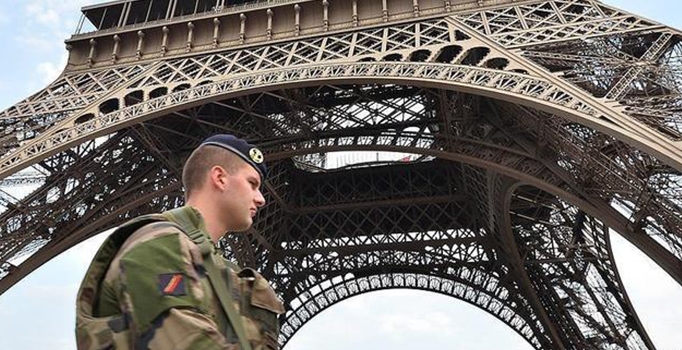 Paris'in sembolü 'Eyfel Kulesi' süresiz kapatıldı!