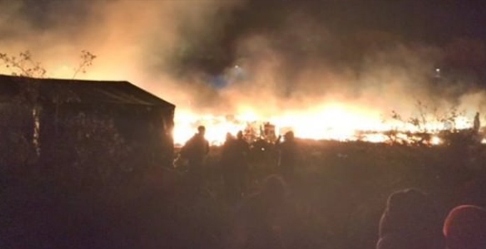 Paris'te mülteci kampı ateşe verildi