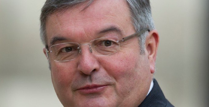 Fransız Bakan, kızının maaşını halkın parasıyla ödemekle suçlandı