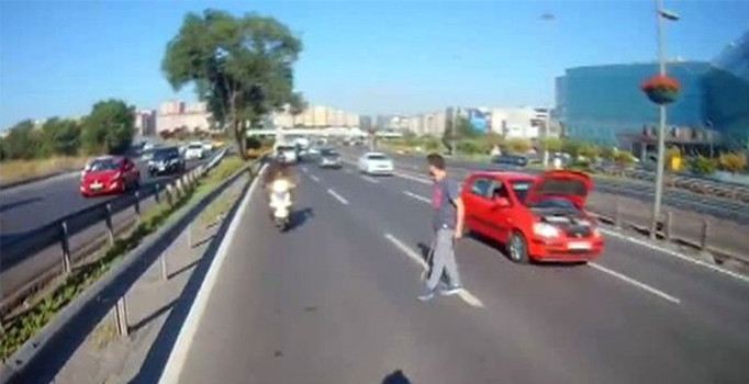 E-5'te motordan kedi sesi gelen sürücü yolun ortasında durdu