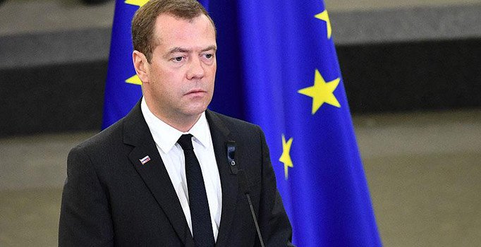 Rusya Başbakanı Medvedev: ABD, Rusya’ya karşı tam teşekküllü bir ticaret savaşı ilan etti