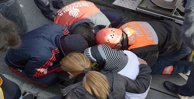 37. İstanbul Avrasya Maratonu'nu katılan bir kadın bacağını köprü mazgalına sıkıştırdı