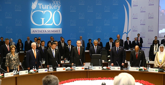 Cumhurbaşkanı Erdoğan liderleri Ankara ve Paris için saygı duruşuna davet etti