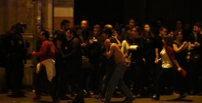 Paris'teki operasyonda kadın teröristin kendini patlatma anı görüntülendi