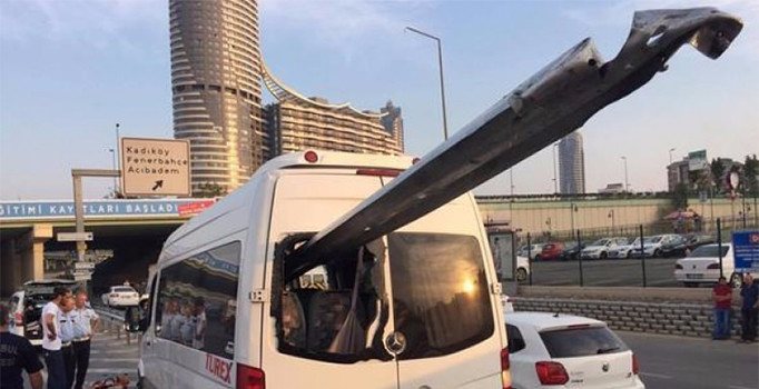 Kadıköy'de feci kaza: Bariyerler minibüse saplandı