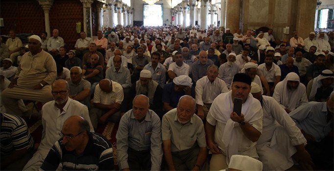 Mescid-i Aksa'da sorunsuz ilk cuma: On binlerce Müslüman saf tuttu