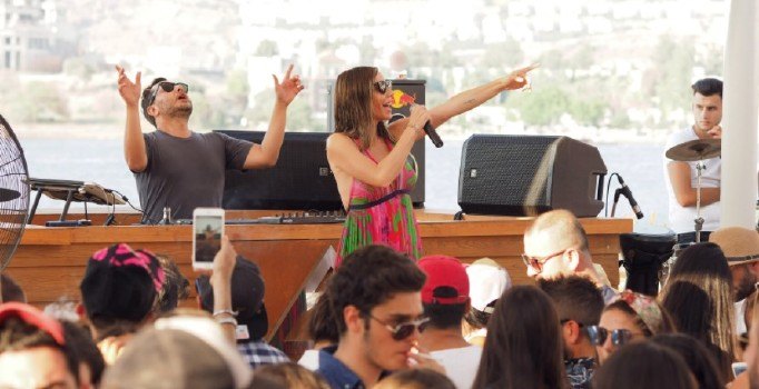 Gülşen: Bebeğimi uyutup sahneye çıkıyorum