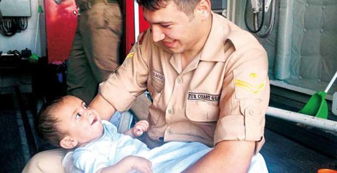 Suriyeli bebek kendisini kurtaran askere böyle gülümsedi