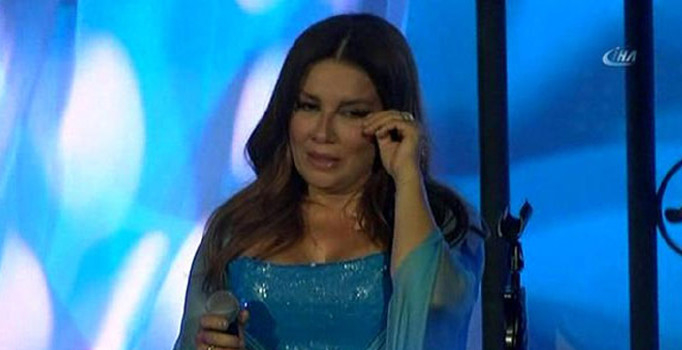 Deniz Seki sahnede gözyaşlarına hakim olamadı