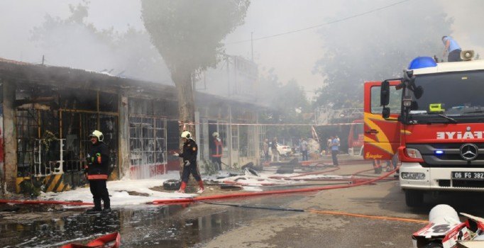 Ankara’da korkutan yangın: 7 dükkan küle döndü