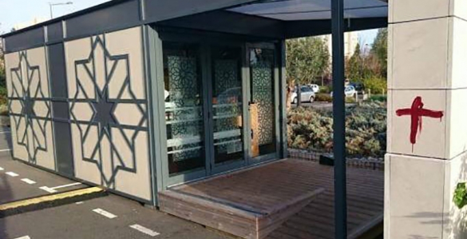 Irkçılar Fransa'da camileri işaretliyor