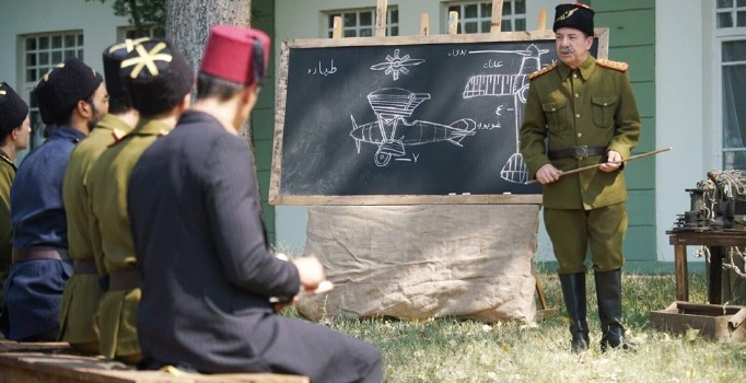 Edirne Belediye Başkanı Recep Gürkan, Vecihi Hürkuş’un öğretmenini oynadı