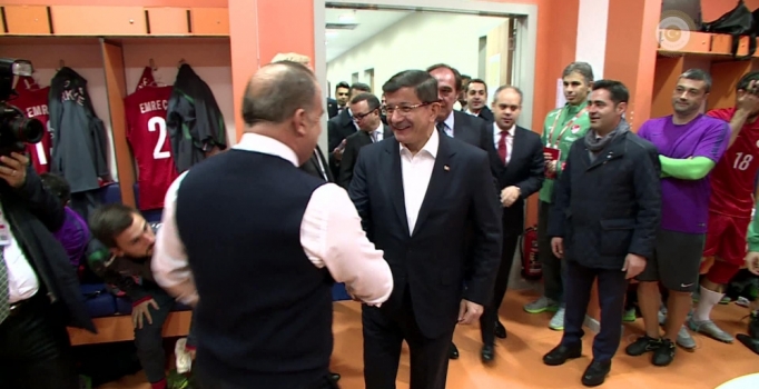 Davutoğlu A Milli Futbol Takımı oyuncularını ziyaret etti