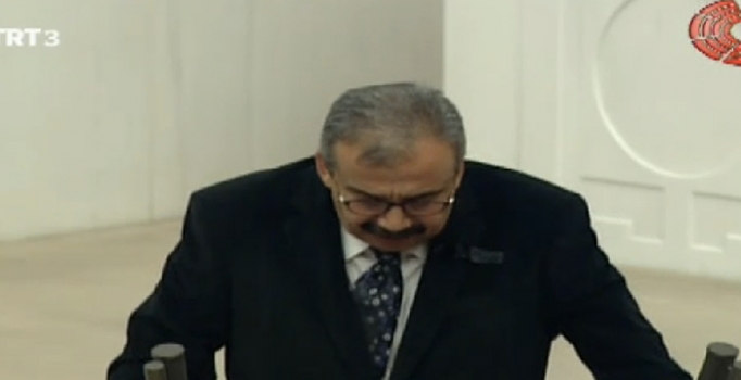 Sırrı Süreyya Önder kısık sesle ve başını kaldırmadan yemin etti