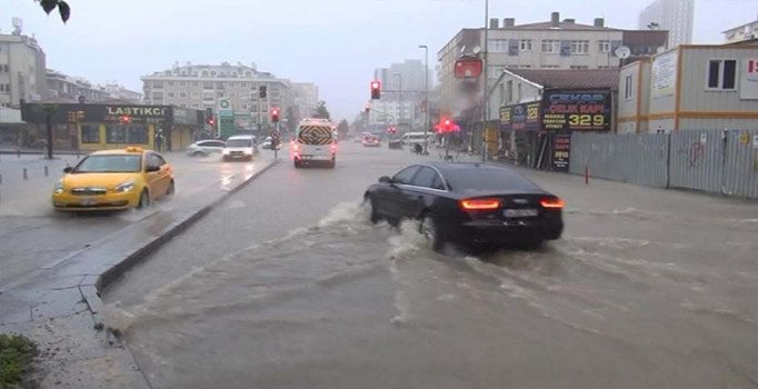 Nem ve sıcaktan sonra İstanbul'a yağış uyarısı | Hava nasıl olacak?