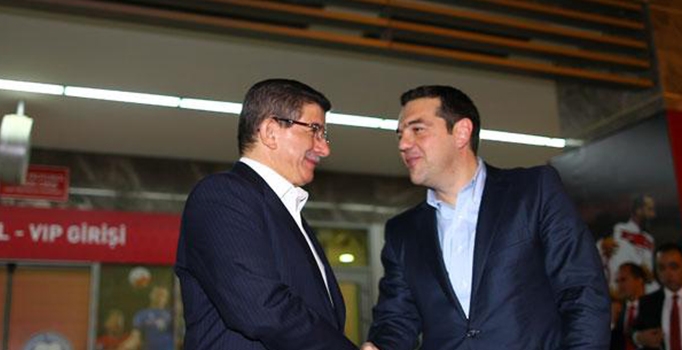 Başbakan Davutoğlu Çipras'ı stat önünde karşıladı