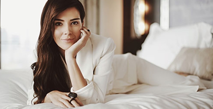 Hatice Şendil'in omzundaki el eşi Burak Sağyaşar'a mı ait?