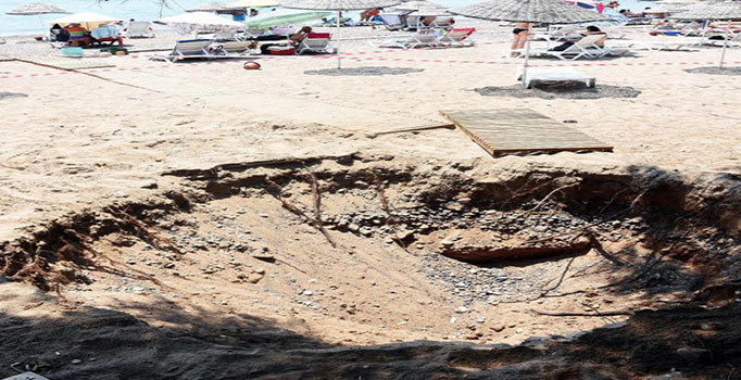 Bodrum'da 5.3 büyüklüğündeki deprem plajda çukur oluşturdu