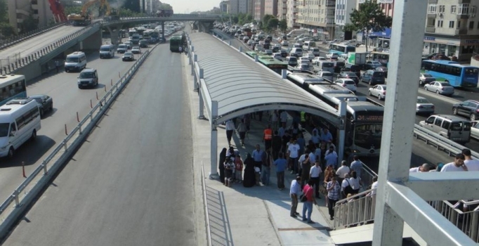 Avcılar'da metrobüs kazası: 1 ağır yaralı