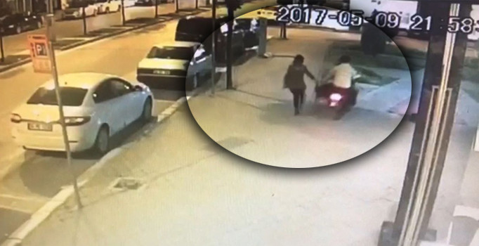 Kadının çantasını motosikletiyle gasp etti | Sakarya haberleri