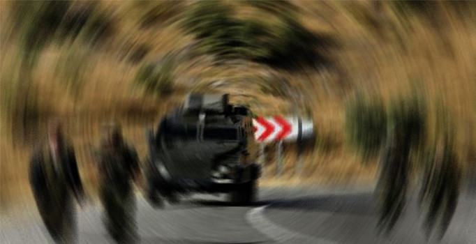 Cizre’de zırhlı aracın geçişi sırasında patlama: 4 polis yaralandı