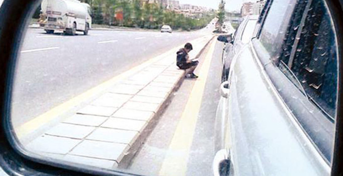 Dilenen çocuklara para yerine kitap