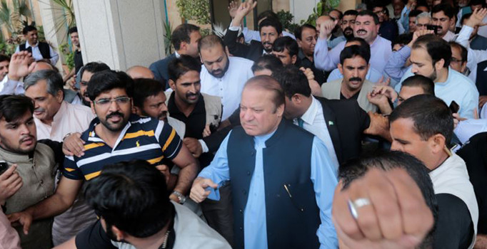 Navaz Şerif İslamabad’dan Lahor’a yürüyor