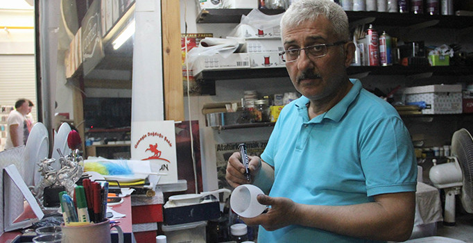 Atık şişeleri sanata dönüştürüyor