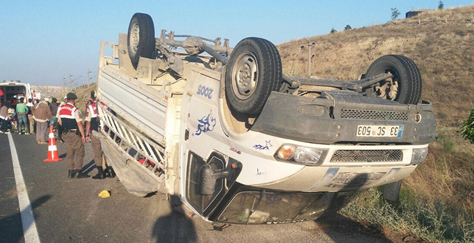 Suriyelileri taşıyan kamyonet takla attı: Çok sayıda yaralı var