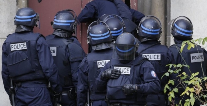 Fransız polisi bir kiliseye operasyon düzenledi