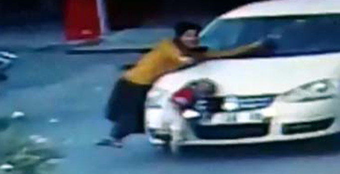 Oğlunu otomobilin altında kalmaktan kurtaramadı