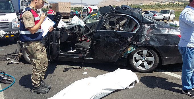 Erzincan’da trafik kazası: 3 ölü