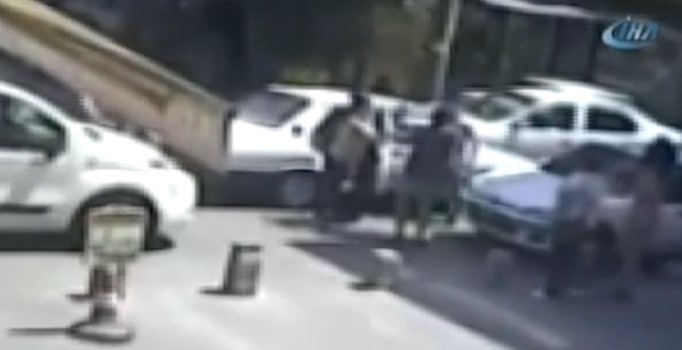 Kadınlar trafikte tekme tokat birbirine girdi | Video izle