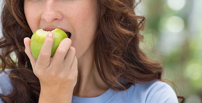 Sağlıklı dişlere sahip olmak için uzak durmanız geren 10 gıda