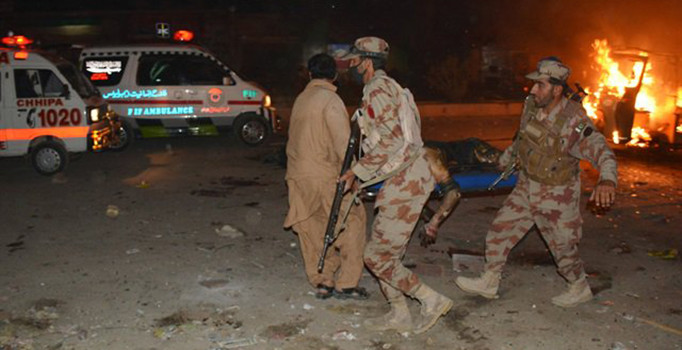 Pakistan'da bombalı saldırı: 15 ölü