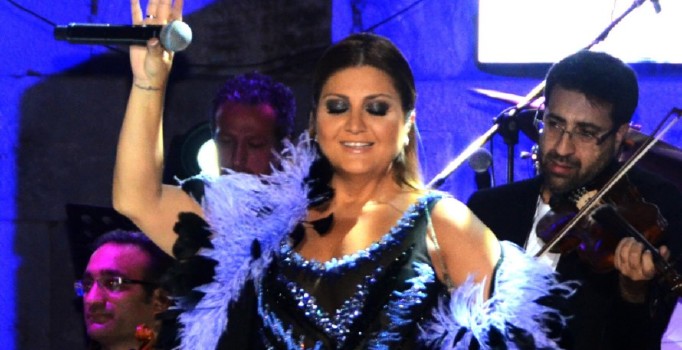 Sibel Can Bodrum'da sahneye çıktı