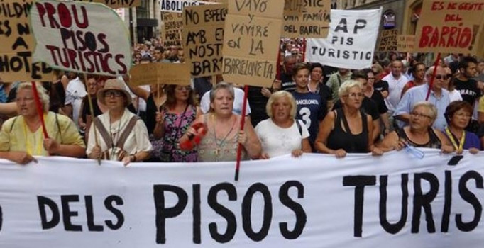 Barselona’da turizme karşı insan zinciri