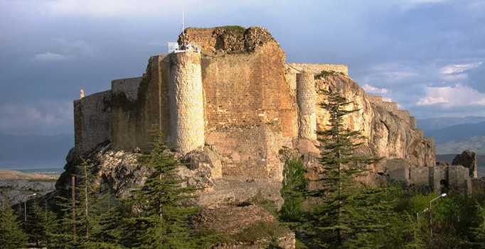 2 bin 800 yıllık tarihi surlar ayağa kaldırılıyor