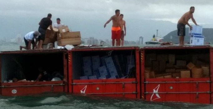 Kargo gemisinden denize düşen konteynerlerdeki mallar yağmalandı