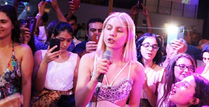 Aleyna Tilki Konya’da amcasının düğününde şarkı söyledi