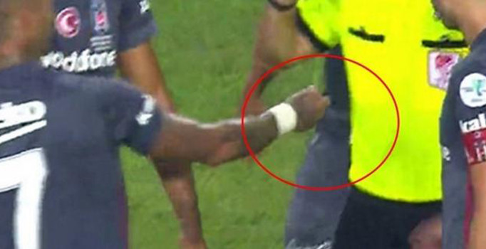 Süper Kupa maçında sahaya bıçak atan şahıs tutuklandı