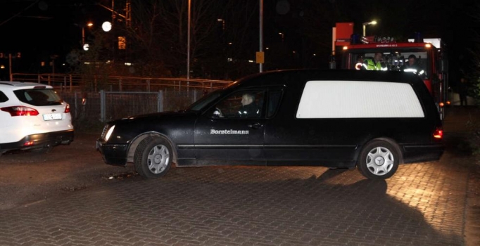 Almanya’da 15 yaşındaki genç hızlı trenin altında kaldı