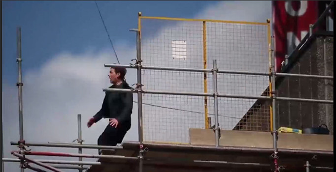 Tom Cruise film çekiminde duvara çarptı