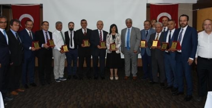 Üniversite rektörlerinden Cumhurbaşkanı Erdoğan'a ödül