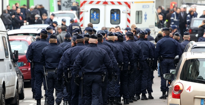 Fransa Parlamentosu olağanüstü halin 3 aya uzatılmasını onayladı