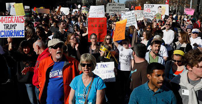 Trump Londra'da protesto edildi