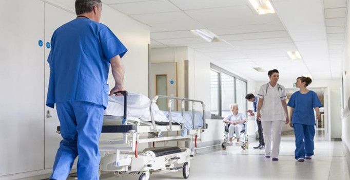 Zehirlenme iddiasıyla 60 kişi hastaneye kaldırıldı